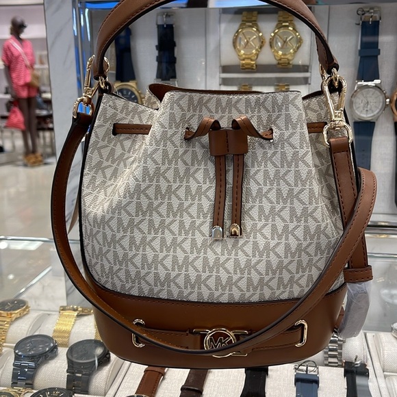 Michael Kors Reed Medium Belted Bucket Messenger Crossbody Handbag Vanilla MK - Picture 2 of 16